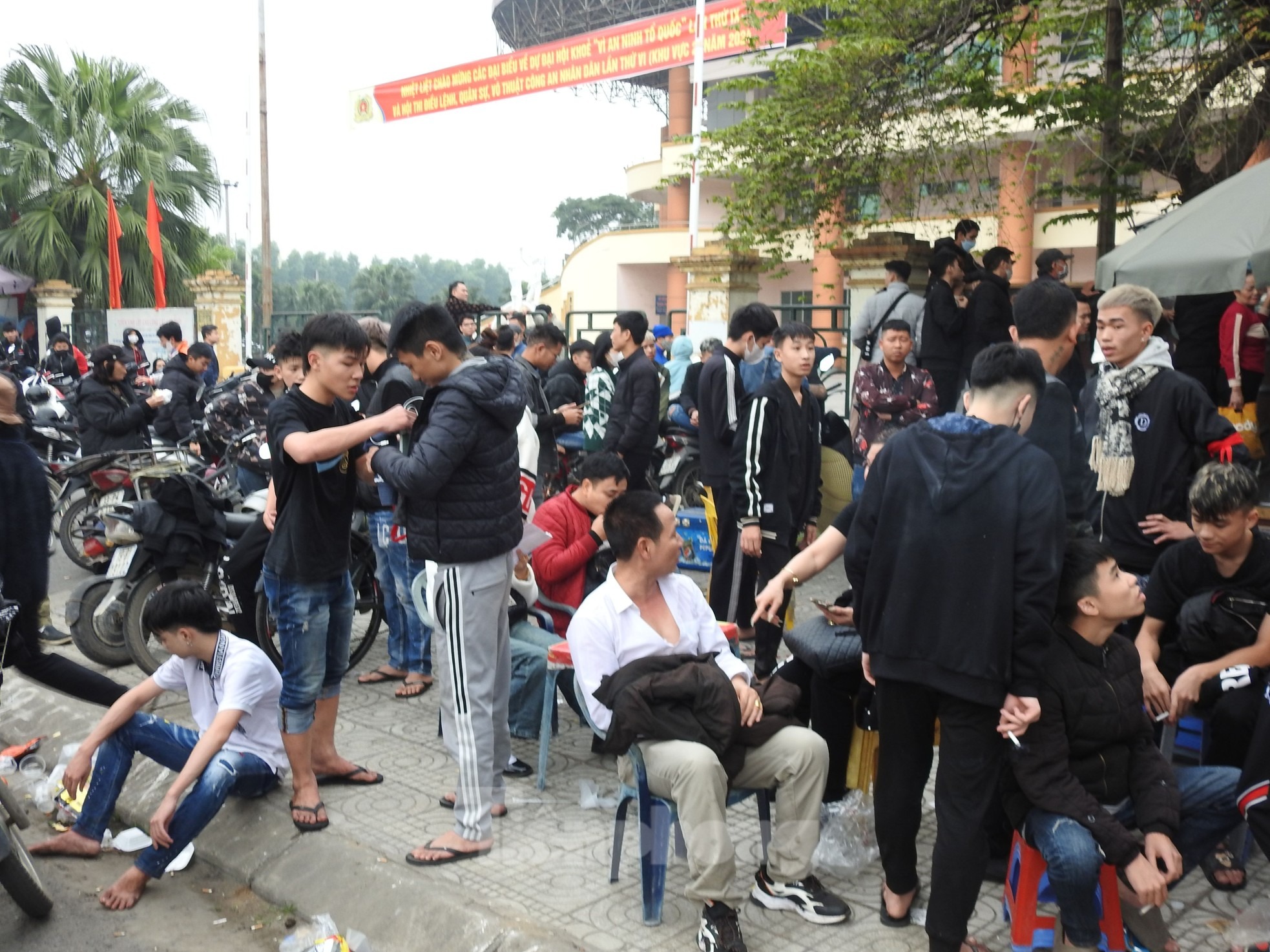 Nhiều người phải bỏ cuộc vì quá mệt, không đủ sức tiếp tục xếp hàng.