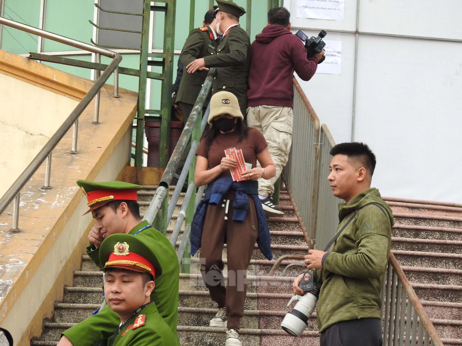 Nhà ngay cổng sân vận động nhưng người phụ nữ này phải ra xếp hàng từ 16h chiều ngày 26/12, may mắn đã được sở hữu tấm vé với mệnh giá 500.000 đồng.