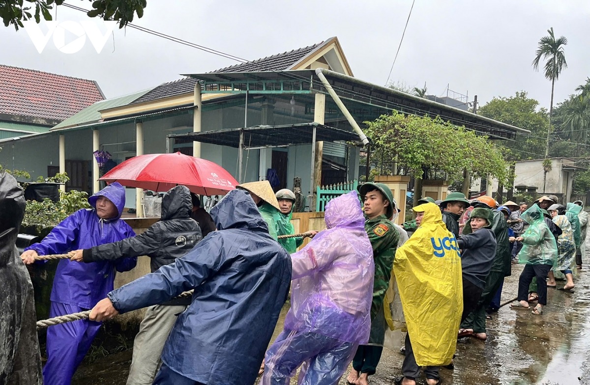 Hàng chục người hợp sức kéo tàu lên bờ