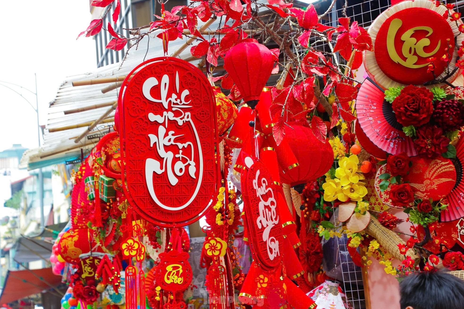 Mỗi dịp Tết đến Xuân về, phố Hàng Mã lại rực rỡ với sắc màu. Thời điểm này, các tiểu thương đều tất bật chuẩn bị hàng hóa cho dịp Tết Ất Tỵ 2025.