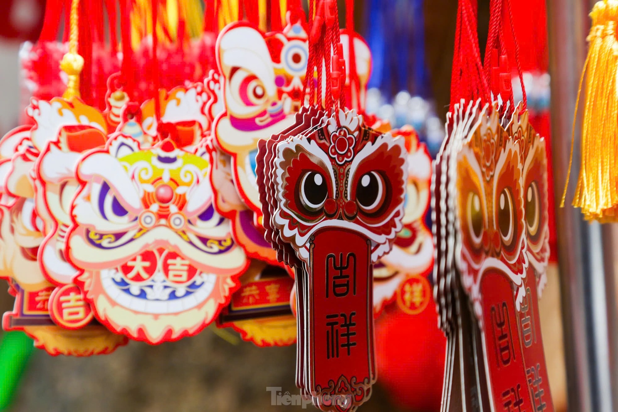 Theo khảo sát của PV Tiền Phong, giá của đồ trang trí Tết năm nay có phần tăng nhẹ so với năm trước, xuất hiện nhiều mẫu mới liên quan đến linh vật rắn như đèn lồng, tranh dán tường...