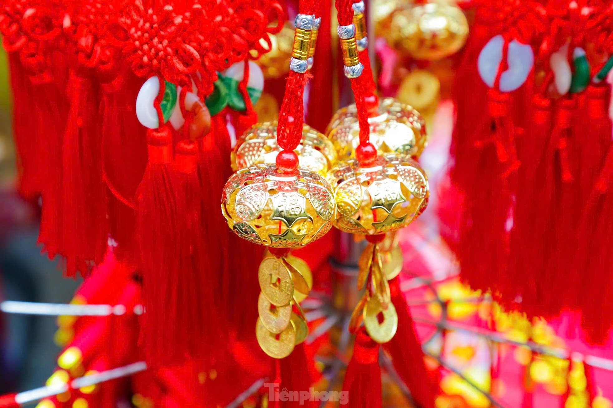 Pháo dây, hoa giấy, lục lạc vàng được làm cầu kỳ, bắt mắt.