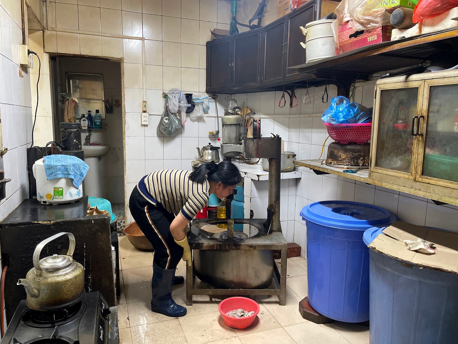 Khu vực sản xuất bánh cốm Nguyên Ninh nằm trong khu bếp của gia đình không bảo đảm các điều kiện vệ sinh, an toàn thực phẩm. Ảnh: Thu Trang