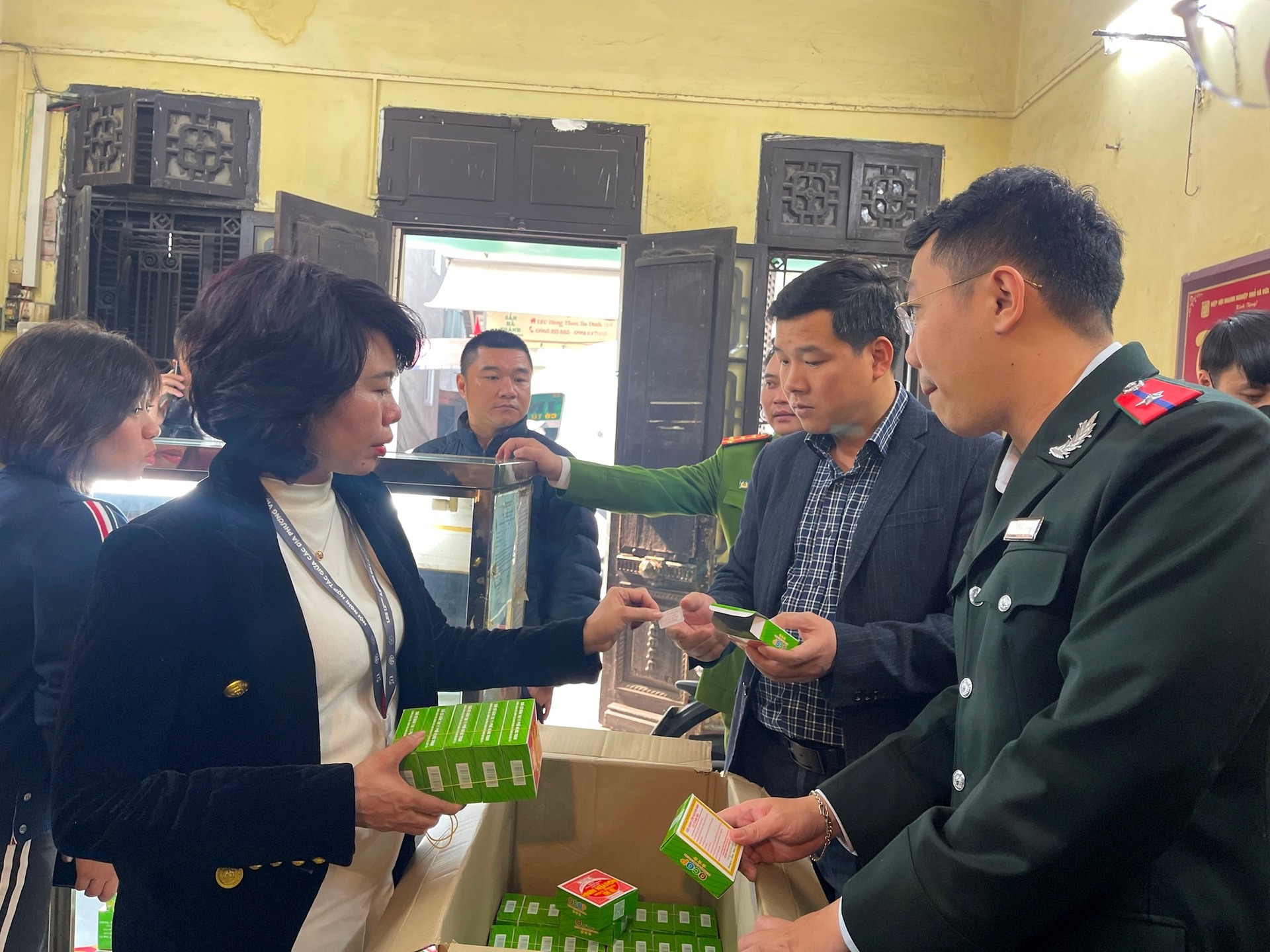 Đoàn kiểm tra liên ngành công tác an toàn thực phẩm số 1 của thành phố Hà Nội kiểm tra nhãn mác bánh cốm Nguyên Ninh (11 Hàng Than, quận Ba Đình). Ảnh: Thu Trang