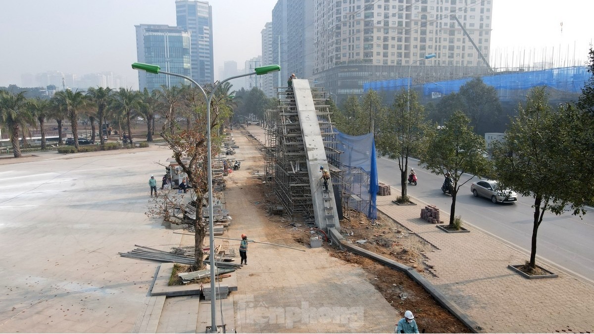 Theo ghi nhận của PV, ngay từ ngày đầu năm mới 2025, hàng trăm công nhân cùng thiết bị máy móc đang hối hả để khẩn trương hoàn thiện dự án để bàn giao trước Tết Nguyên đán Ất Tỵ theo yêu cầu của Chủ tịch UBND thành phố Hà Nội.