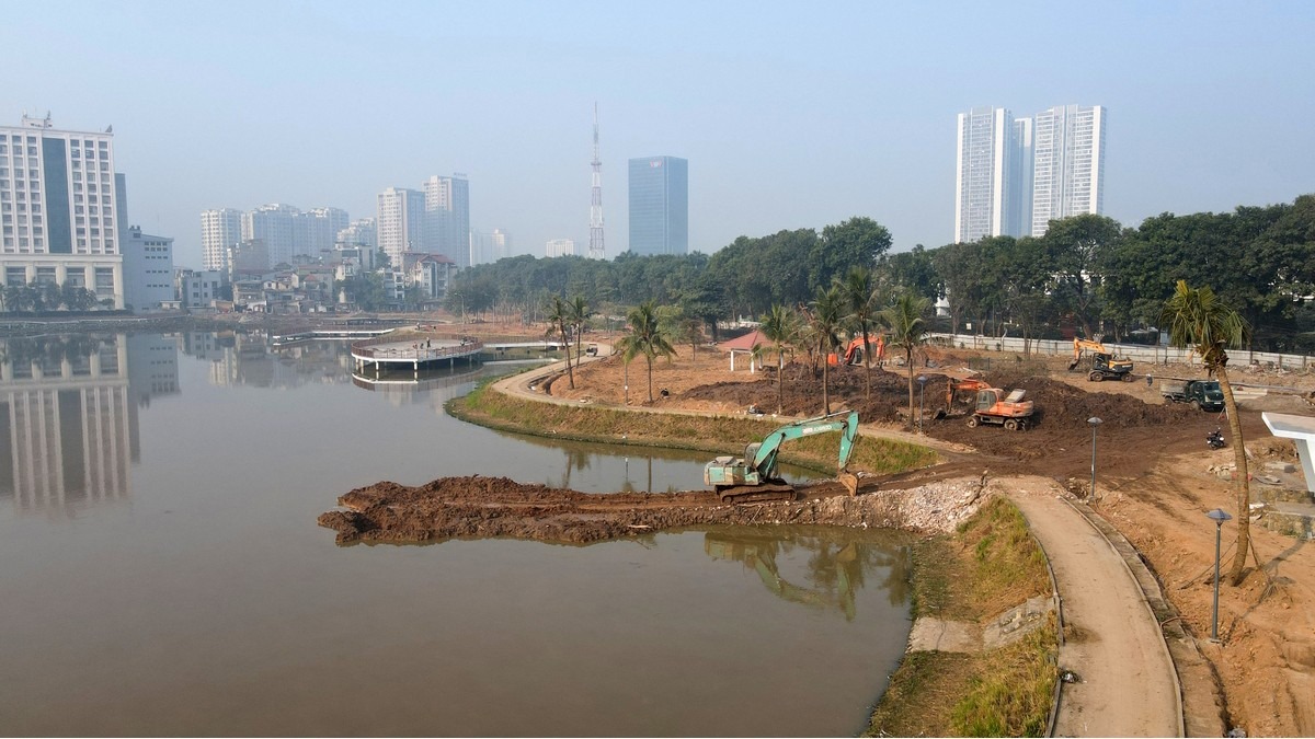 Khác với hình ảnh cỏ mọc um tùm quanh công viên cách đây hơn 1 tháng, hiện tại, công nhân đã phát quang, dọn dẹp lại mặt bằng.