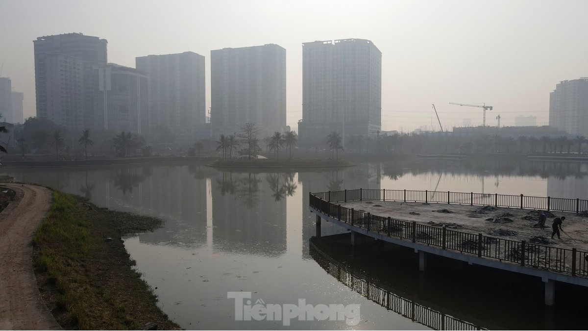 Cũng liên quan đến dự án này, Phó Chủ tịch UBND thành phố Hà Nội Dương Đức Tuấn yêu cầu, các đơn vị thi công dồn toàn lực hoàn chỉnh đồng bộ các hạng mục. Việc thi công không can thiệp di chuyển cây xanh, gây ảnh hưởng đến cảnh quan của khu vực và công viên. Bên cạnh đó, do công viên nằm trên trục đường Tố Hữu, tiếp giáp với khu đô thị nên cần tạo không gian mở, không xây dựng hàng rào cao và cứng.