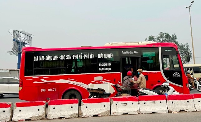 Xe khách BKS 18B-02174 chạy tuyến Nam Định - Thái Nguyên của nhà xe Xuân Hợp khi qua cầu Thanh Trì đã dừng đỗ xe ngay trên làn đường tốc độ cao để đón trả khách trong tuần qua.