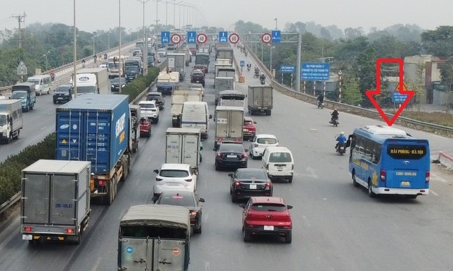 Để dừng đỗ, đón được khách một số xe chạy tuyến Hải Phòng, Quảng Ninh còn chạy vào làn đường dành cho xe máy (mũi tên đỏ).