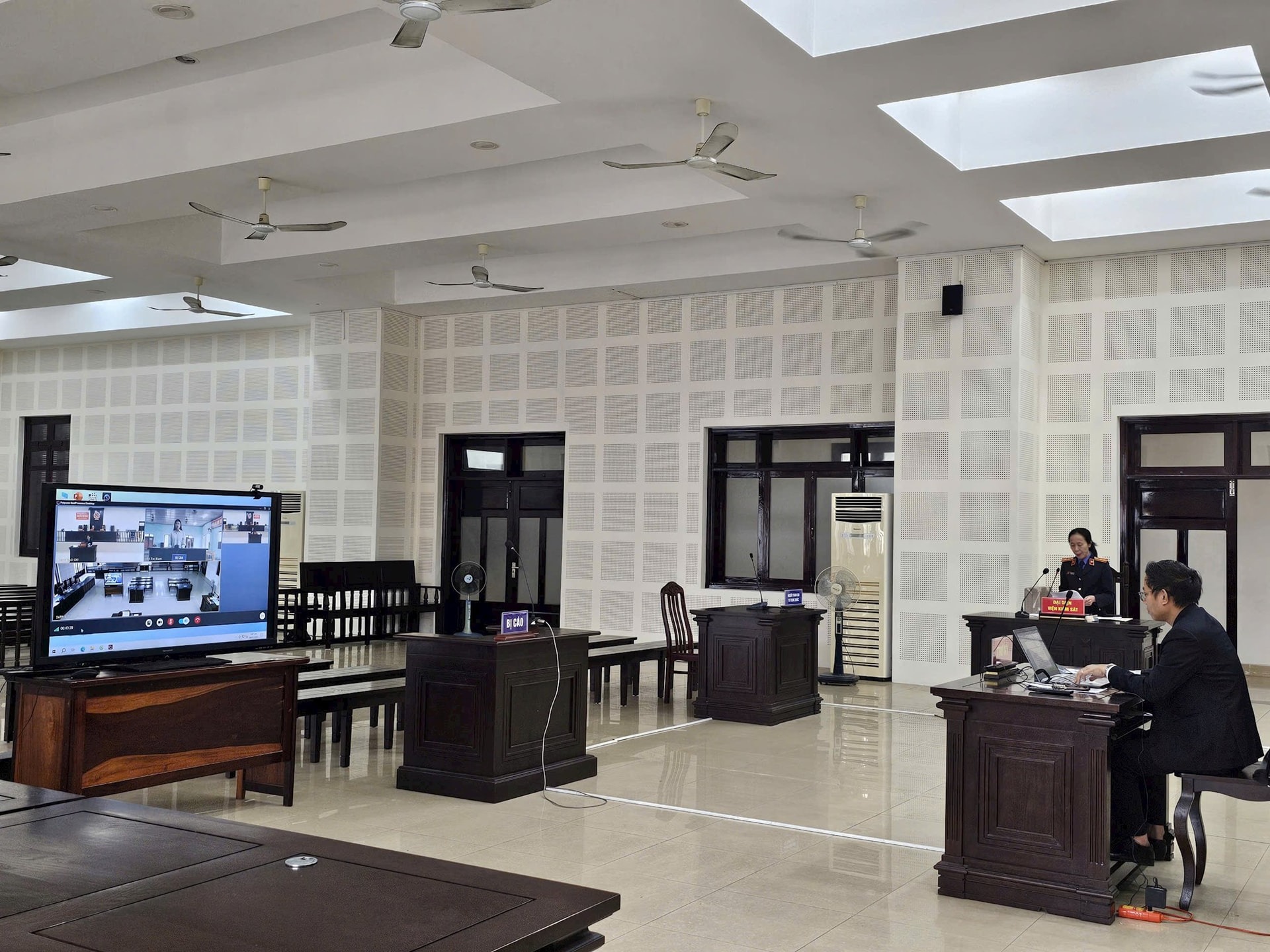 Phiên tòa xét xử bị cáo Lê Thị Kim Hoa được tổ chức bằng hình thức trực tuyến.