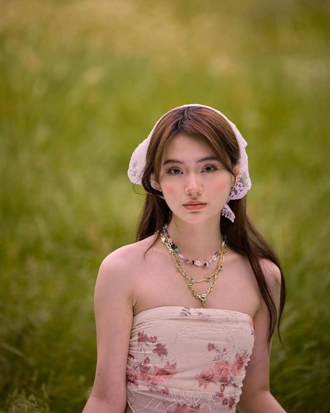 Trong các tấm hình được đăng tải, Kim Ngọc đều toát lên thần thái tự tin, đầy cuốn hút. Thậm chí, nhan sắc của Kim Ngọc còn được so sánh với hoa hậu nhờ nét đẹp hiện đại và sang trọng, nhiều khán giả cũng kỳ vọng cô nàng sẽ thử sức ở các cuộc thi sắc đẹp sau khi kết thúc chương trình học trong tương lai. 