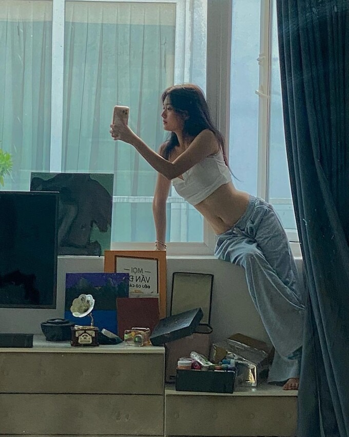 Những bộ outfit của Kim Ngọc luôn được đánh giá cao nhờ sự hài hòa giữa màu sắc và phụ kiện, tạo nên tổng thể bắt mắt và thời thượng.