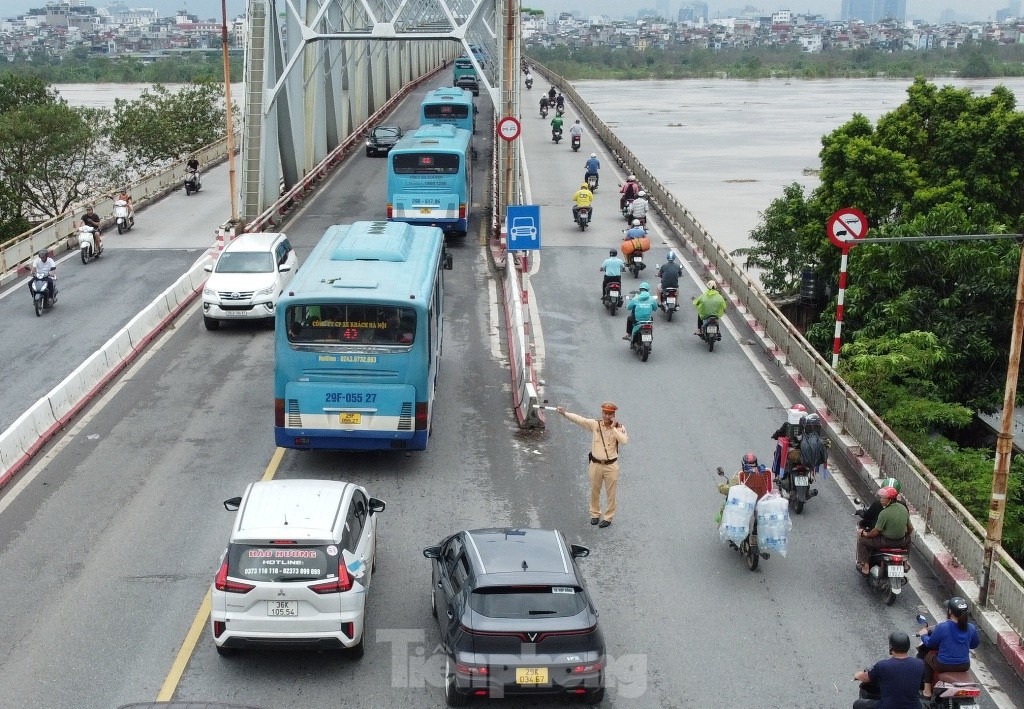 Trong các loại xe chở khách, chỉ có xe buýt và xe chở học sinh được cấp phép lưu thông qua cầu.