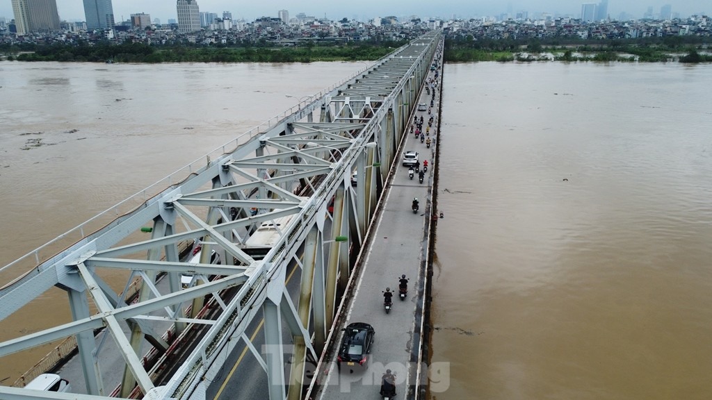 Theo đánh giá của Sở GTVT Hà Nội, cầu Chương Dương đang gánh lưu lượng xe tăng gấp nhiều lần thiết kế mặt cầu.