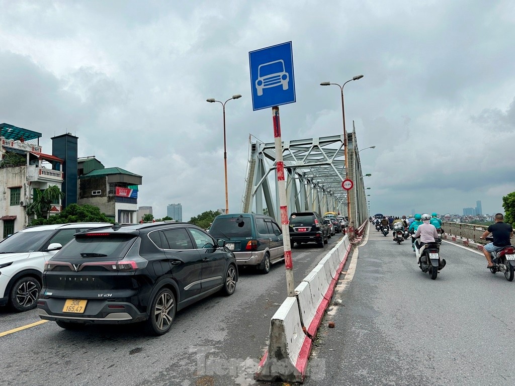 Đảm bảo giao thông và hạn chế sự xuống cấp của cầu Chương Dương, cùng với phương án tổ chức, điều chỉnh lại giao thông, Sở GTVT Hà Nội cũng cho biết, đang giao cho Ban Duy tu các công trình hạ tầng giao thông tiến hành kiểm định mức chịu tải, lên phương án sửa chữa, duy tu cầu trong năm 2025.