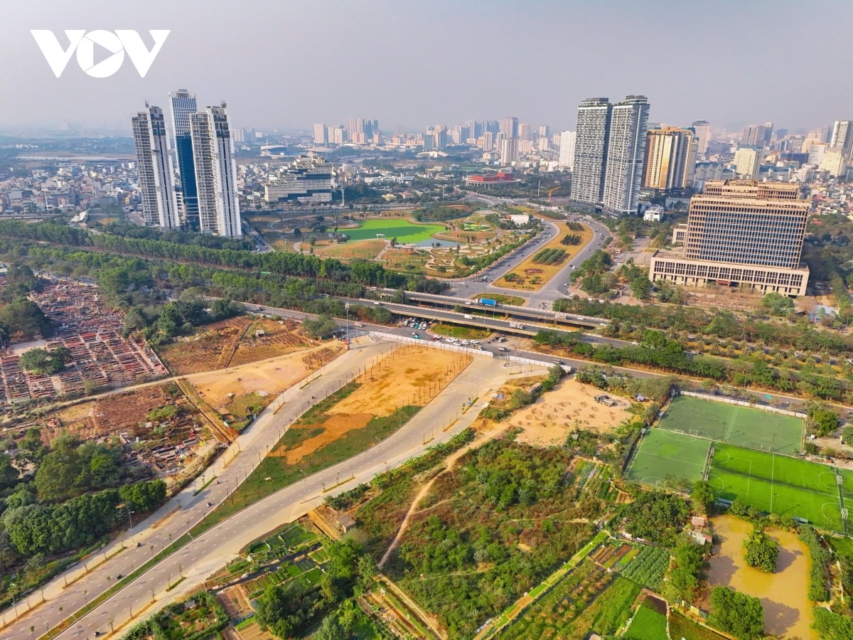 Đường Lê Quang Đạo có điểm đầu từ đoạn ngã ba Lê Đức Thọ - Trần Hữu Dực, điểm cuối giao với Đại lộ Thăng Long, một trong những nút giao thông đẹp, rộng và thoáng đãng nhất của quận Nam Từ Liêm (Hà Nội).