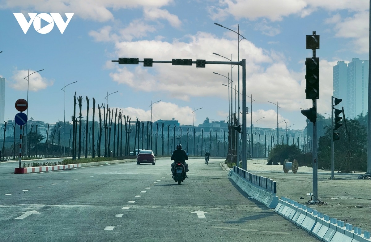 ... thảm nhựa mặt đường, trồng cây xanh và hệ thống đèn chiếu sáng.