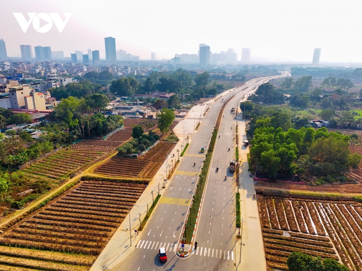 Sau gần 2 năm thi công, hiện đoạn giao cắt Đại lộ Thăng Long đến phố Đại Linh (phường Trung Văn) gần như đã hoàn thiện. Có thể thấy rõ hệ thống đèn chiếu sáng, thảm nhựa mặt đường và lát đá vỉa hè, trồng cây xanh.