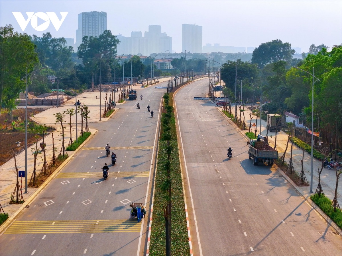 Đường Lê Quang Đạo kéo dài tại đoạn bắc qua sông Nhuệ. Theo thiết kế, tuyến đường này có tiêu chuẩn đường liên khu vực, với vận tốc thiết kế 60km/h, quy mô mặt cắt ngang đường điển hình 40m, đoạn khớp nối với Đại lộ Thăng Long (dài khoảng 110m) có bề rộng mặt cắt ngang 100m.