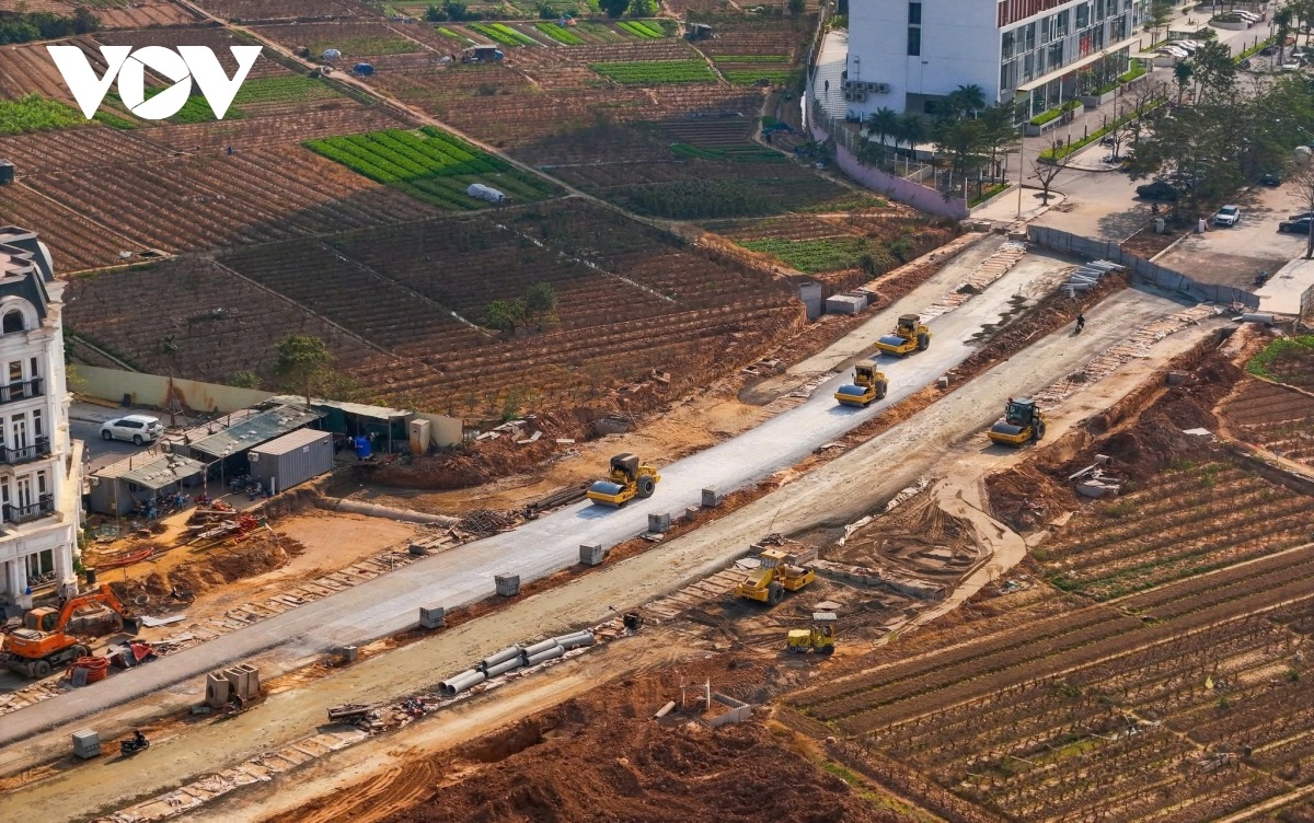 Thời điểm này trên toàn tuyến có 3 nhà thầu chính, máy móc thiết bị và nhân sự trải khắp dự án.