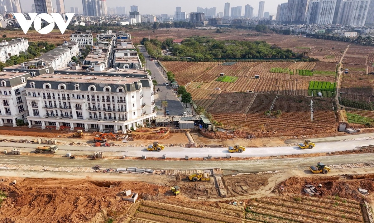 Tận dụng thời tiết thuận lợi, nhà thầu đang huy động tối đa máy móc, công nhân, kỹ sư thi công liên tục 3 ca, 4 kíp, đảm bảo tiến độ dự án hoàn thành.