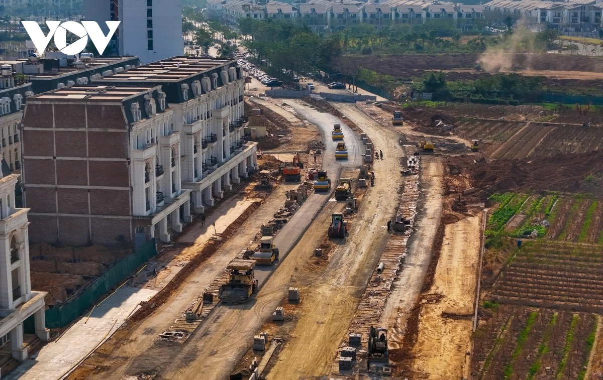 Nhiều máy móc được huy động thi công đoạn nút giao với đường tỉnh 70, hạng mục cầu vượt qua sông Nhuệ.