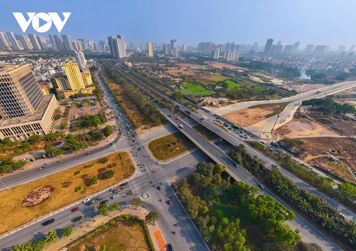 Sau khi bị trễ hẹn về đích sớm vào tháng 12/2024, dự án đường Lê Quang Đạo kéo dài nối quận Nam Từ Liêm với Hà Đông đang được các nhà thầu tập trung cao độ máy móc, thiết bị và nhân lực quyết tâm hoàn thành vào tháng 5/2025.