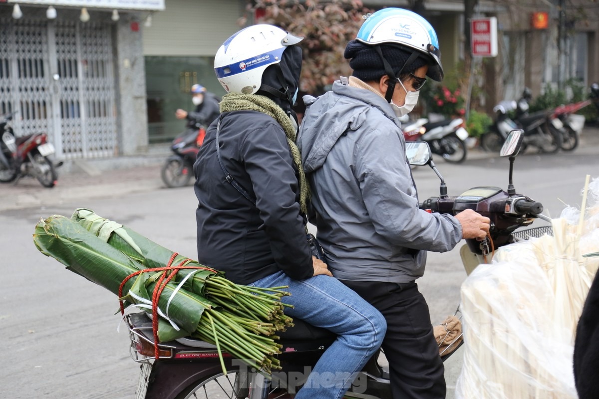 Những bó lá dong được buộc sau xe sẵn sàng đưa vị Tết tới từng nhà.