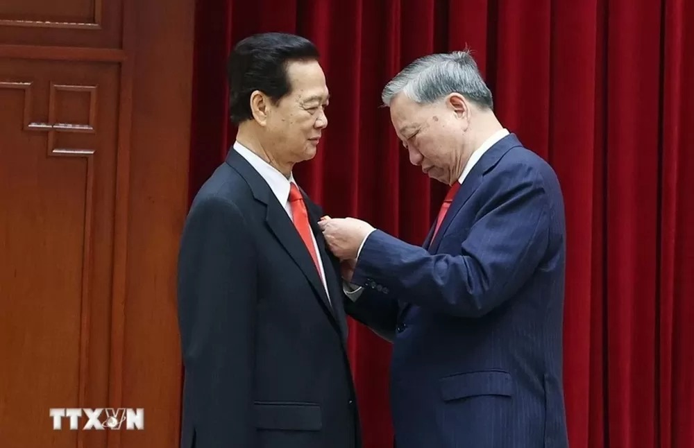 Tổng Bí thư Tô Lâm đã trao Huân chương Sao Vàng tặng nguyên Ủy viên Bộ Chính trị, nguyên Thủ tướng Nguyễn Tấn Dũng. Ảnh: Thống Nhất/TTXVN