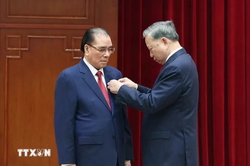 Tổng Bí thư Tô Lâm trao tặng Huân chương Sao vàng cho đồng chí Nông Đức Mạnh, nguyên Tổng Bí thư Ban Chấp hành Trung ương Đảng Cộng sản Việt Nam. Ảnh: Thống Nhất/TTXVN
