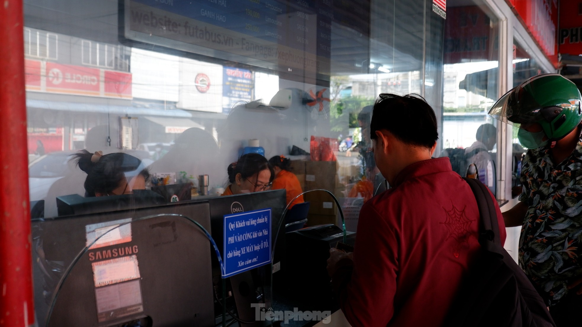 Sáng 23 tháng Chạp, nhiều hành khách đến bến xe Miền Tây để mua vé về quê đón Tết.