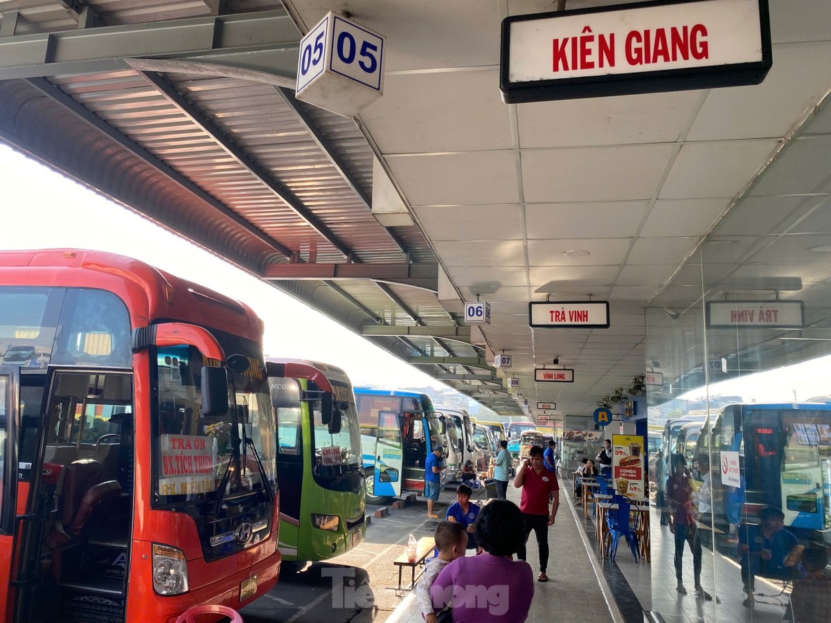 Đại diện bến xe Miền Tây cho biết, dự báo trong ngày 22/1 (23 tháng Chạp), bến xe sẽ khai thác 1.610 chuyến xe với hơn 43.000 hành khách qua bến.