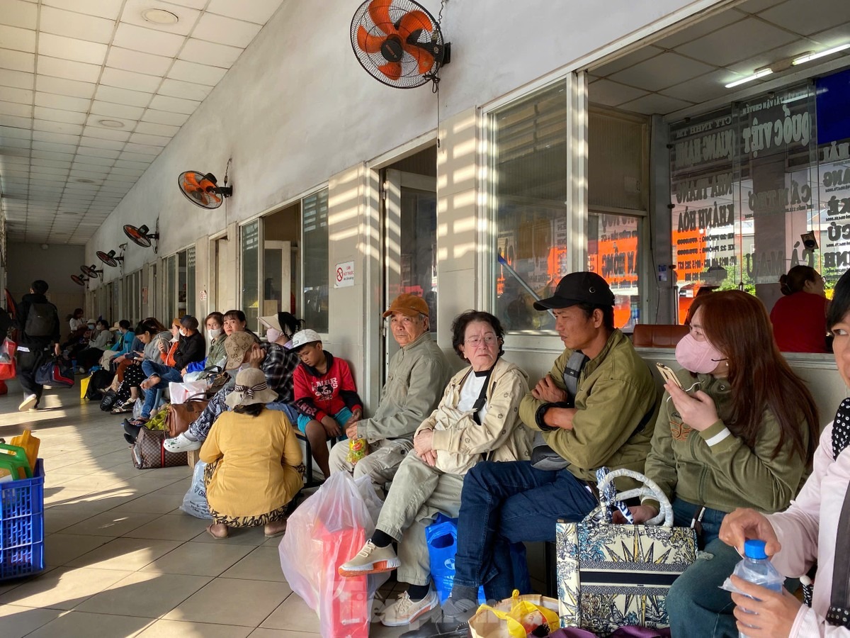 Dự báo lượng hành khách sẽ tăng trong những ngày tiếp theo. Trong đó thời gian cao điểm nhất là ngày 26/1 (27 tháng Chạp), bến xe Miền Tây sẽ khai thác hơn 2.000 chuyến xe với hơn 62.000 khách qua bến.