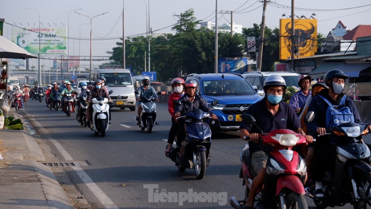 Phương tiện đông đúc trên quốc lộ 1 (đoạn qua huyện Bình Chánh).