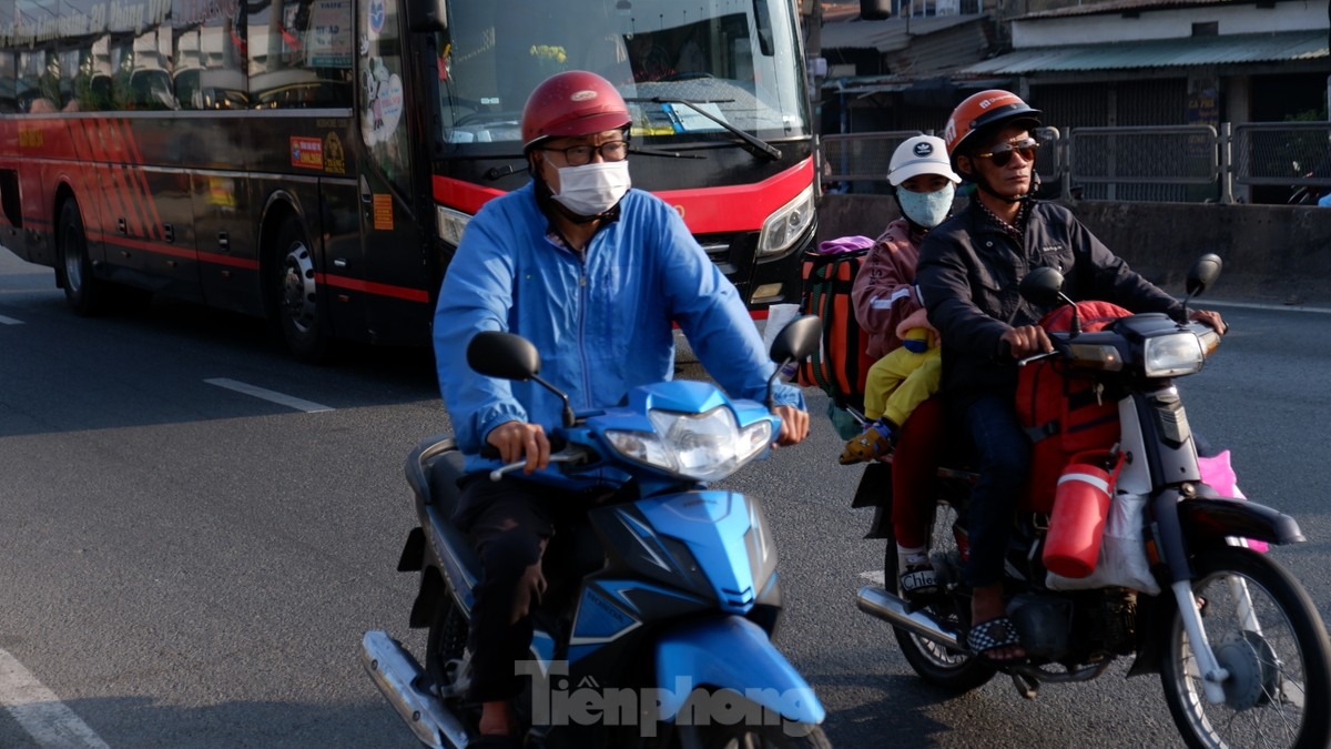 Người dân lỉnh kỉnh đồ đạc rời TPHCM về quê nghỉ Tết.