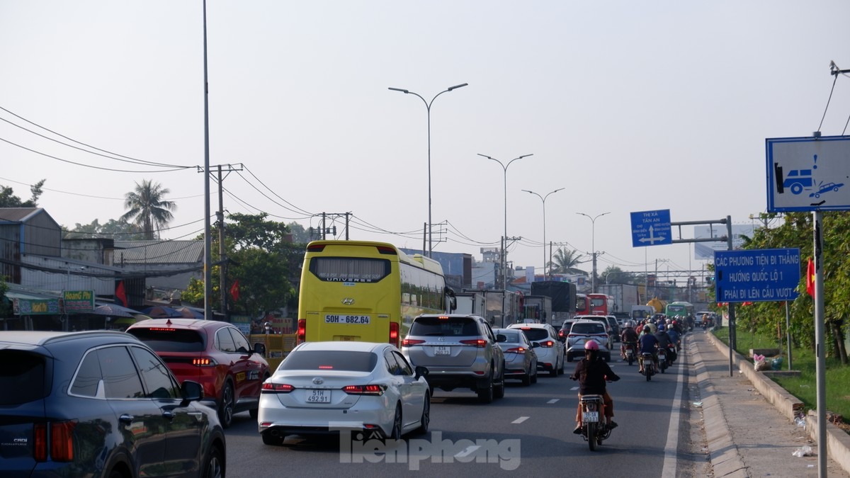 Quốc lộ 1 (đoạn từ cầu Bình Điền đến nút giao với đường Nguyễn Hữu Trí, huyện Bình Chánh) tấp nập phương tiện.
