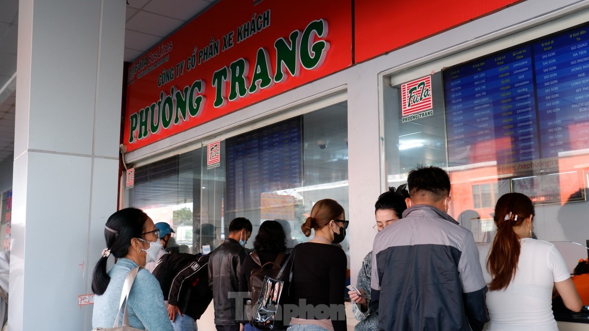 Ngày 22/1 (23 tháng Chạp), nhiều người dân sinh sống, học tập và làm việc tại TPHCM bắt đầu về quê đón Tết. Tại bến xe Miền Tây (quận Bình Tân), hành khách đến đông hơn rất nhiều so với ngày thường.