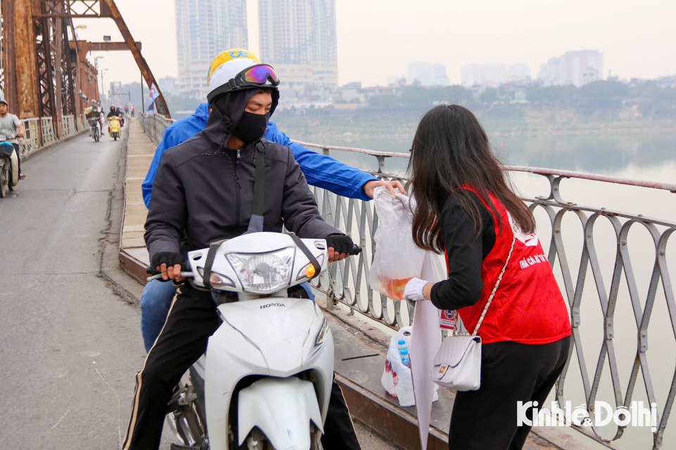 Đường Táo quân là chương trình tình nguyện được tổ chức thường niên vào ngày 22 - 23 tháng Chạp ở cầu Long Biên bởi Nhóm Cá Chép, với mục đích không chỉ để bảo vệ môi trường mà còn để bảo tồn và phát huy những nét đẹp văn hóa của người dân Thủ đô trong dịp Tết Nguyên đán cổ truyền của dân tộc. 