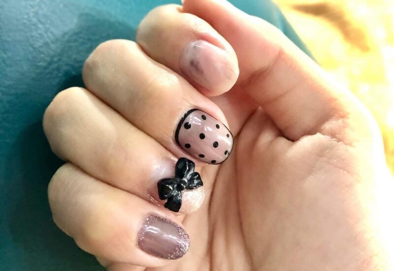 Nhưng kết quả chị em nhận được có thể hoàn toàn khác xa. Bộ móng xinh xắn, sang chảnh trong ảnh mẫu bỗng hóa thành bộ móng cụt lủn, màu sắc lem nhem.