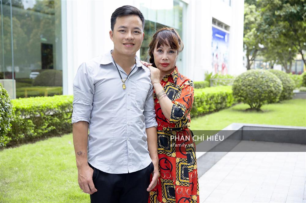 Cô dâu 62 tuổi ở Cao Bằng lần đầu công khai khuôn mặt bị chê méo thậm tệ sau thẩm mỹ, tiết lộ những tổn thương phía sau hàng trăm lời đồn suốt 2 năm bất ngờ nổi tiếng - 1 Cô dâu 62 tuổi ở Cao Bằng lần đầu công khai khuôn mặt bị chê méo thậm tệ sau thẩm mỹ, tiết lộ những tổn thương phía sau hàng trăm lời đồn suốt 2 năm bất ngờ nổi tiếng - 1