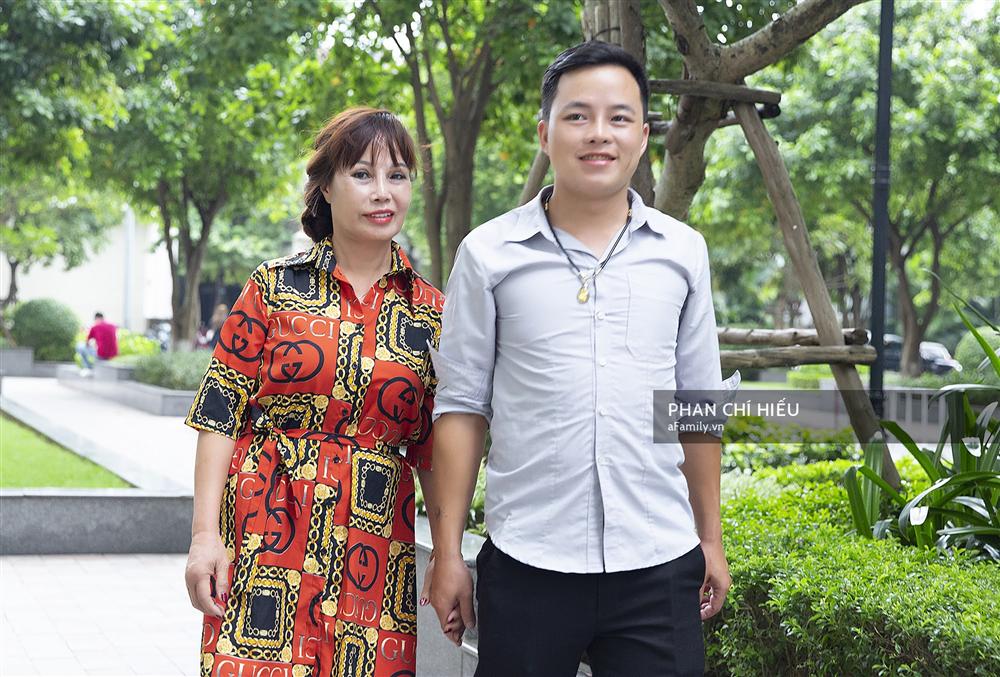 Cô dâu 62 tuổi ở Cao Bằng lần đầu công khai khuôn mặt bị chê méo thậm tệ sau thẩm mỹ, tiết lộ những tổn thương phía sau hàng trăm lời đồn suốt 2 năm bất ngờ nổi tiếng - 2 Cô dâu 62 tuổi ở Cao Bằng lần đầu công khai khuôn mặt bị chê méo thậm tệ sau thẩm mỹ, tiết lộ những tổn thương phía sau hàng trăm lời đồn suốt 2 năm bất ngờ nổi tiếng - 2