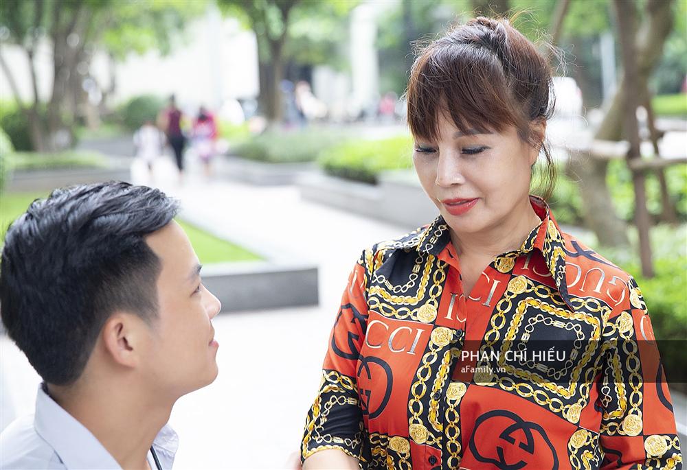 Cô dâu 62 tuổi ở Cao Bằng lần đầu công khai khuôn mặt bị chê méo thậm tệ sau thẩm mỹ, tiết lộ những tổn thương phía sau hàng trăm lời đồn suốt 2 năm bất ngờ nổi tiếng - 4 Cô dâu 62 tuổi ở Cao Bằng lần đầu công khai khuôn mặt bị chê méo thậm tệ sau thẩm mỹ, tiết lộ những tổn thương phía sau hàng trăm lời đồn suốt 2 năm bất ngờ nổi tiếng - 4