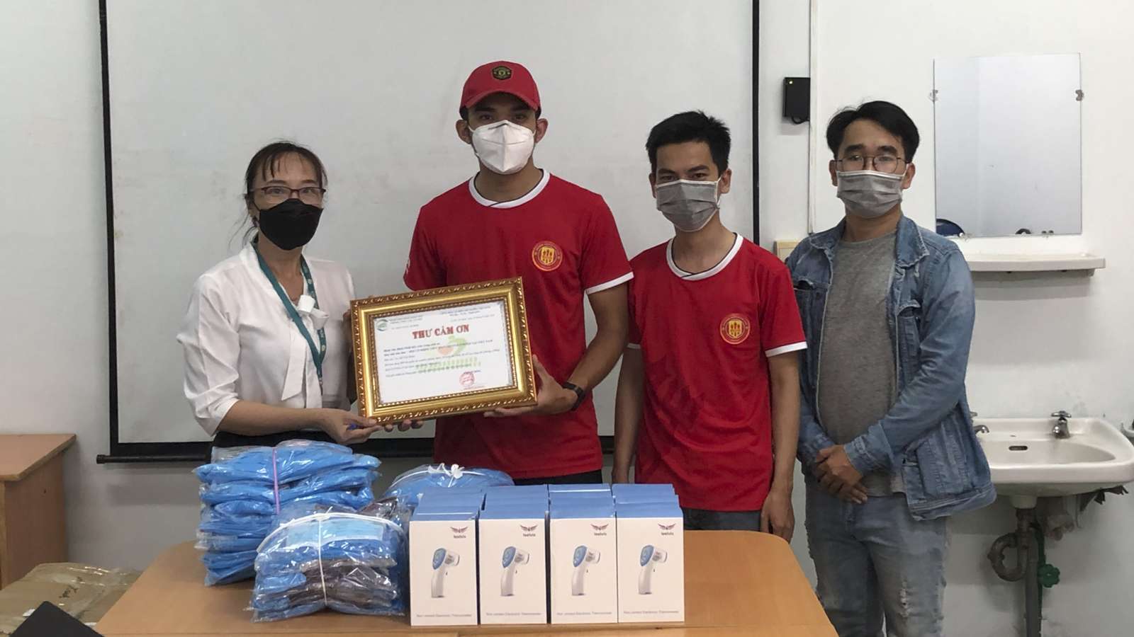 Hội CĐV MU Việt Nam ủng hộ hơn 200 triệu đồng cho cuộc chiến chống Covid-19 Hội CĐV MU Việt Nam ủng hộ hơn 200 triệu đồng cho cuộc chiến chống Covid-19