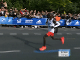 Huyền thoại marathon Eliud Kipchoge tự phá kỷ lục thế giới ở tuổi 37