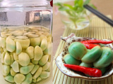 Tỏi ngâm giấm chuyển màu xanh có ăn được không?