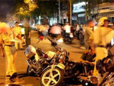 Ô tô tông 2 xe máy khiến 2 đại úy công an cùng bảo vệ dân phố bị thương nặng