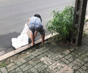 Đều đặn 8 giờ sáng ra đường lượm rác, câu chuyện của một 'bà điên' khiến nhiều người tỉnh cũng phải xấu hổ