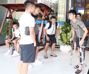 Đình Trọng chống nạng về hội quân cùng tuyển Việt Nam