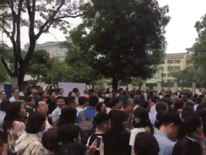 Kỳ thi tuyển sinh vào lớp 6: Vỡ trận trước cổng trường thi ĐH Ngoại Ngữ, hàng nghìn phụ huynh chen chúc gây náo loạn