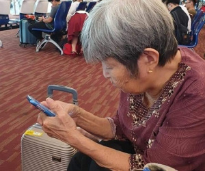 Cụ bà 76 tuổi một mình đi du lịch khiến MXH xôn xao: 'Tuổi trẻ vì sợ cái này cái kia mà bỏ qua nhiều cơ hội'